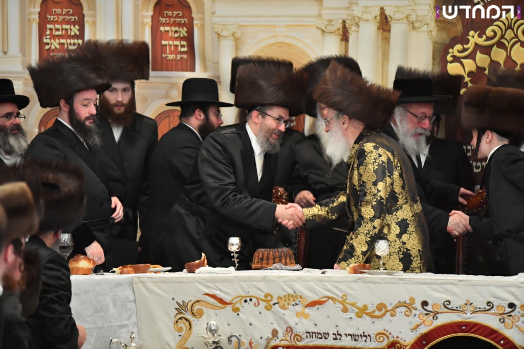 וּמִשֶּׁפַע מִצְוַת תְּפִלִּין: שמחת הבר מצווה לנכדו של הרבי מויז'ניץ