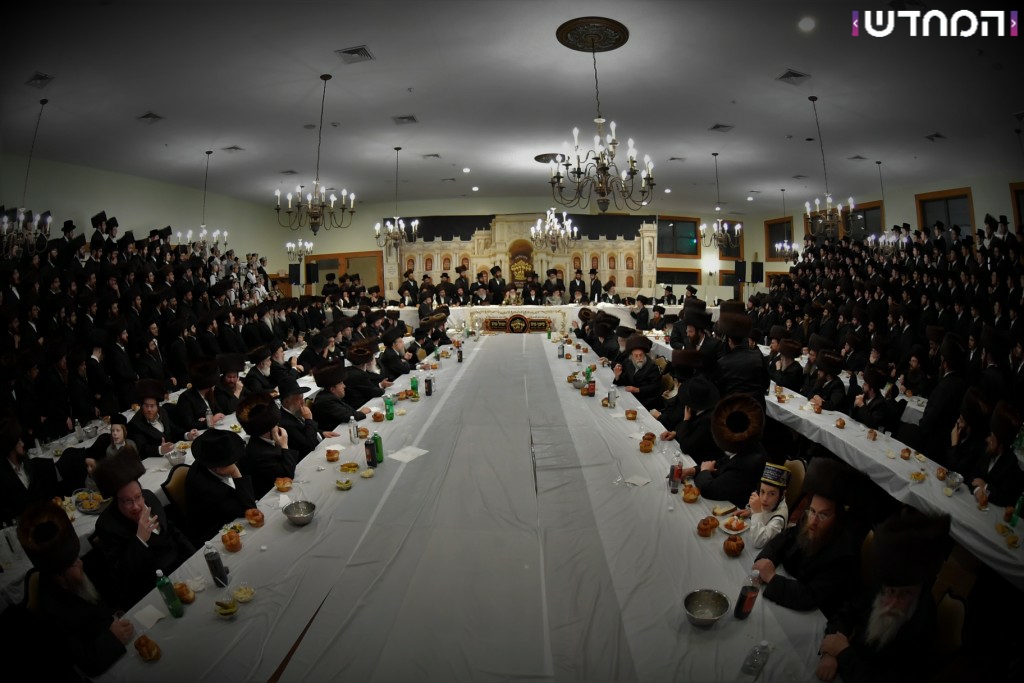 וּמִשֶּׁפַע מִצְוַת תְּפִלִּין: שמחת הבר מצווה לנכדו של הרבי מויז'ניץ