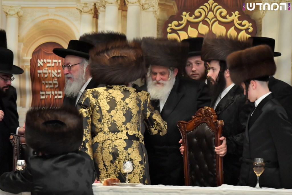 וּמִשֶּׁפַע מִצְוַת תְּפִלִּין: שמחת הבר מצווה לנכדו של הרבי מויז'ניץ