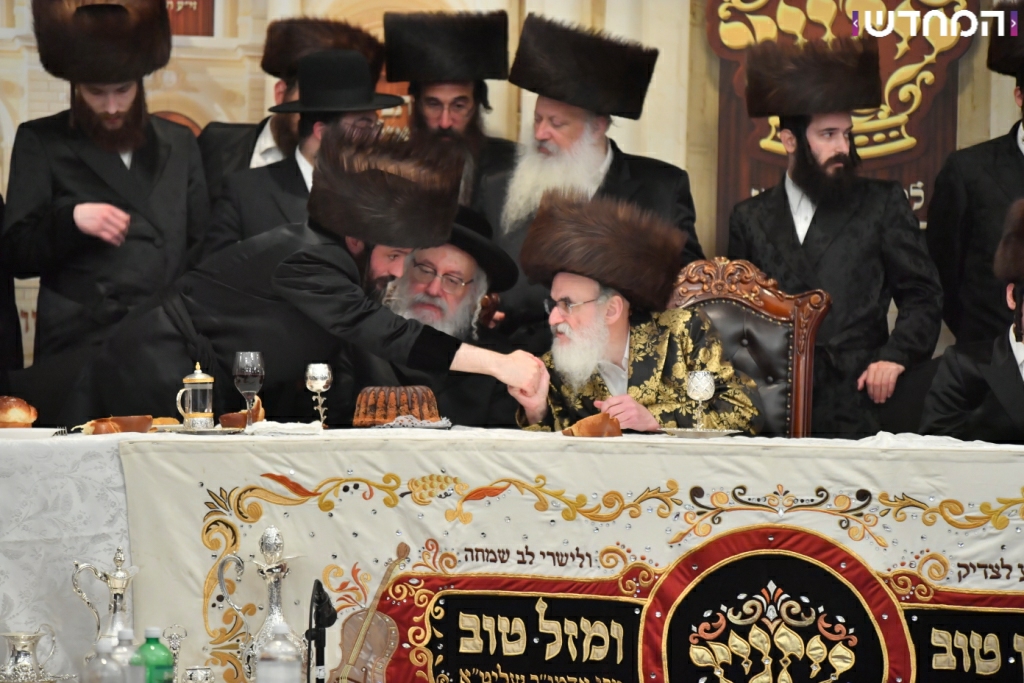 וּמִשֶּׁפַע מִצְוַת תְּפִלִּין: שמחת הבר מצווה לנכדו של הרבי מויז'ניץ