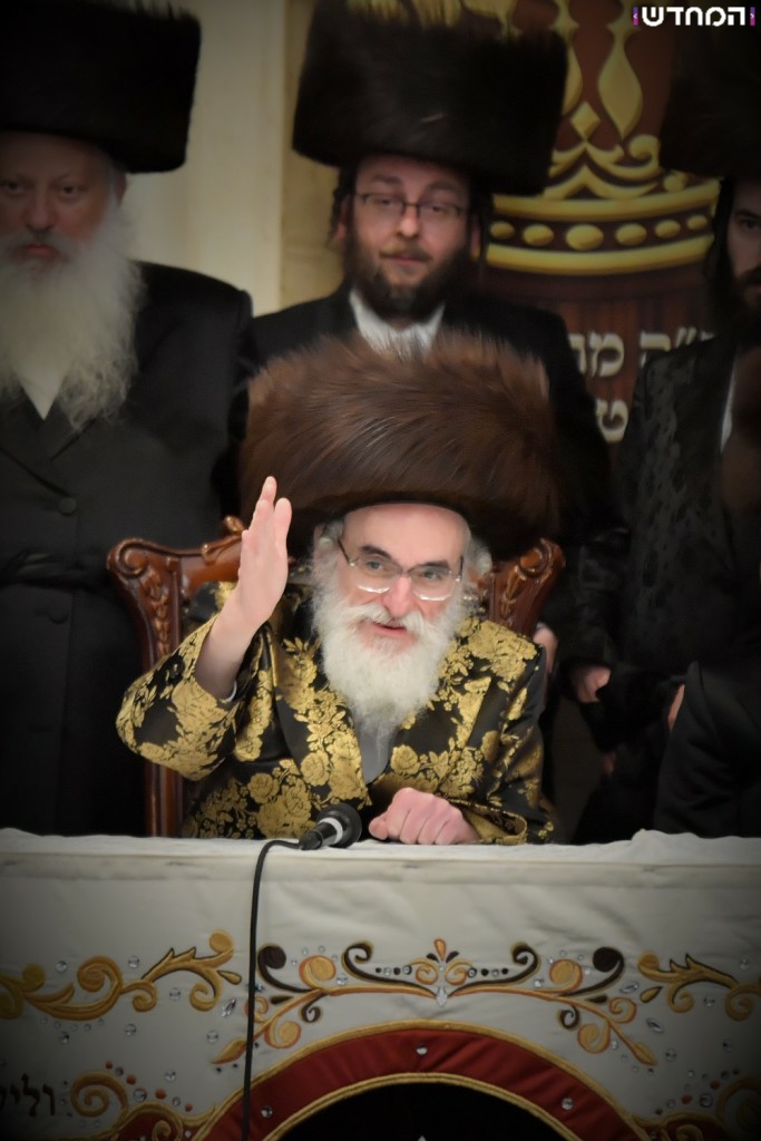 וּמִשֶּׁפַע מִצְוַת תְּפִלִּין: שמחת הבר מצווה לנכדו של הרבי מויז'ניץ