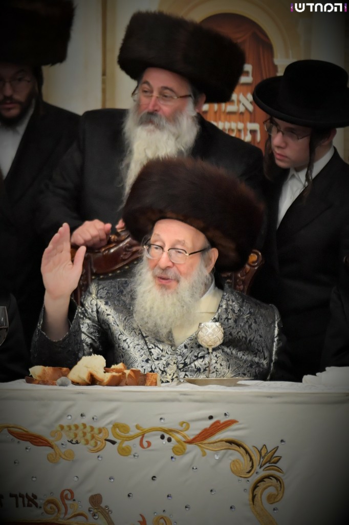 וּמִשֶּׁפַע מִצְוַת תְּפִלִּין: שמחת הבר מצווה לנכדו של הרבי מויז'ניץ