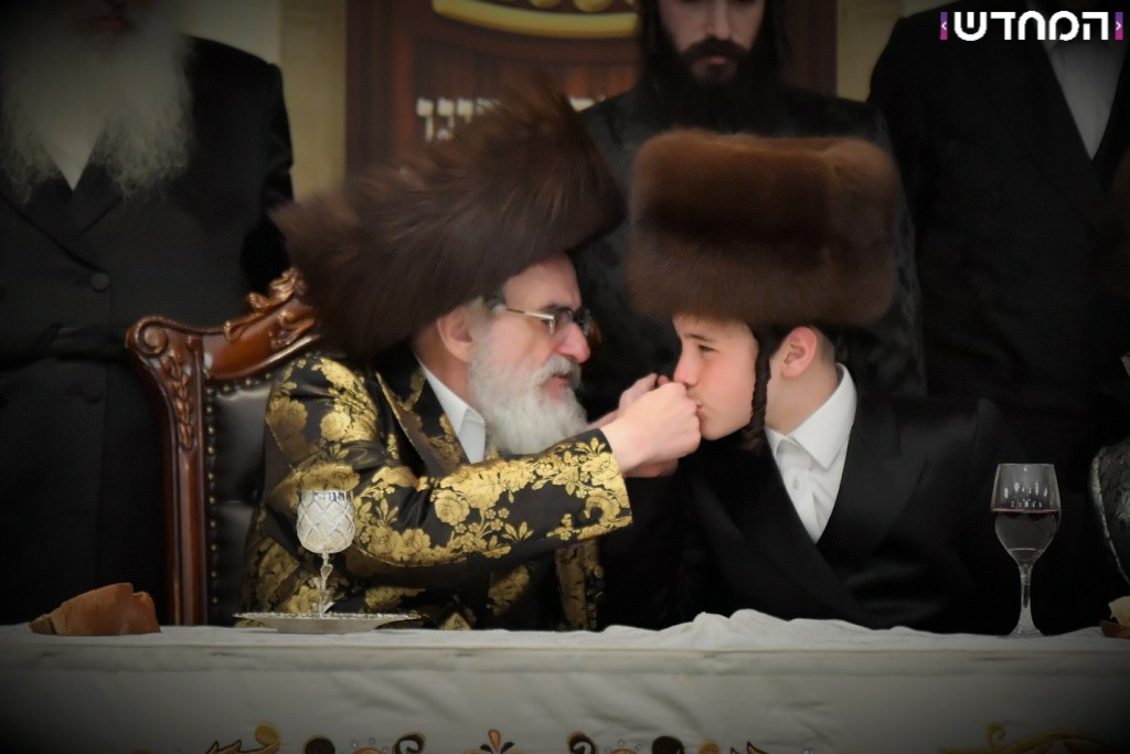 וּמִשֶּׁפַע מִצְוַת תְּפִלִּין: שמחת הבר מצווה לנכדו של הרבי מויז'ניץ