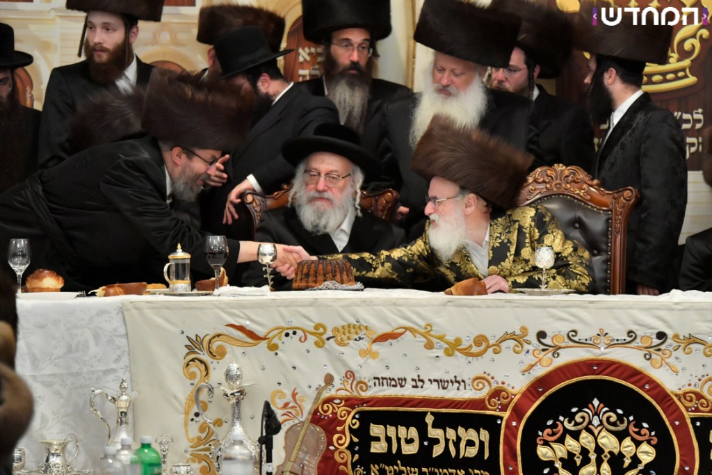 וּמִשֶּׁפַע מִצְוַת תְּפִלִּין: שמחת הבר מצווה לנכדו של הרבי מויז'ניץ