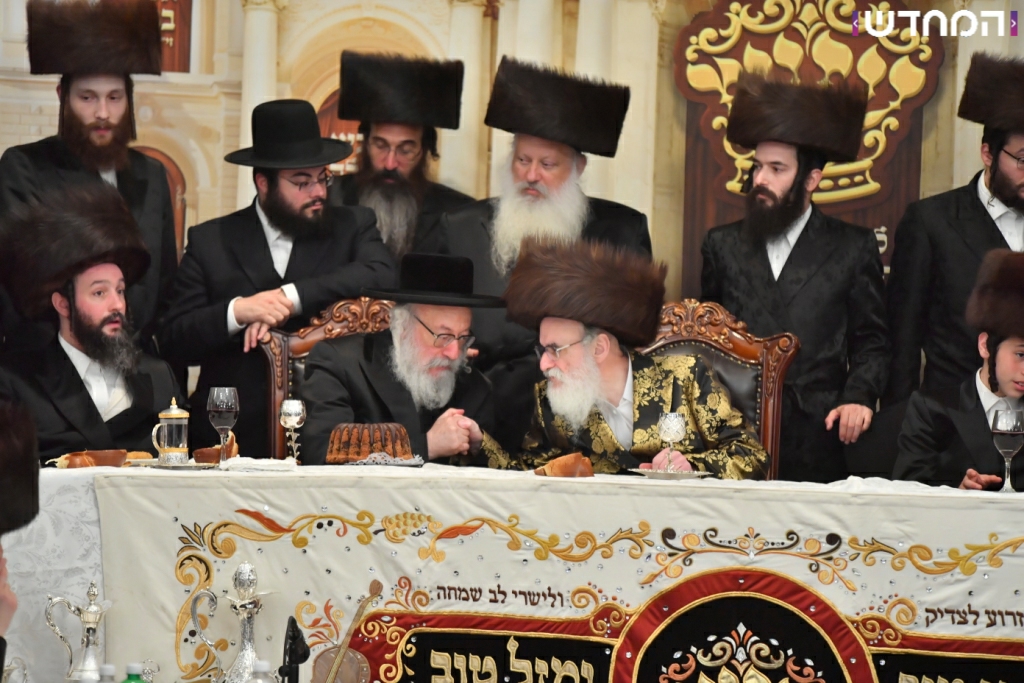 וּמִשֶּׁפַע מִצְוַת תְּפִלִּין: שמחת הבר מצווה לנכדו של הרבי מויז'ניץ