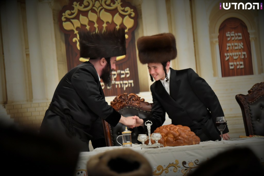 וּמִשֶּׁפַע מִצְוַת תְּפִלִּין: שמחת הבר מצווה לנכדו של הרבי מויז'ניץ