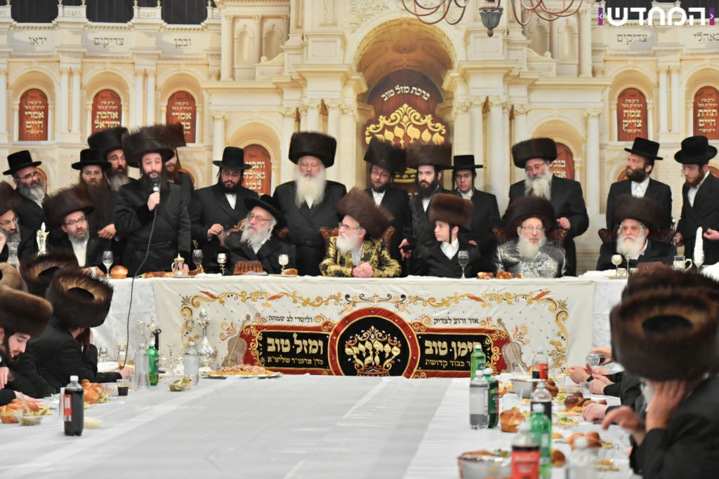 וּמִשֶּׁפַע מִצְוַת תְּפִלִּין: שמחת הבר מצווה לנכדו של הרבי מויז'ניץ