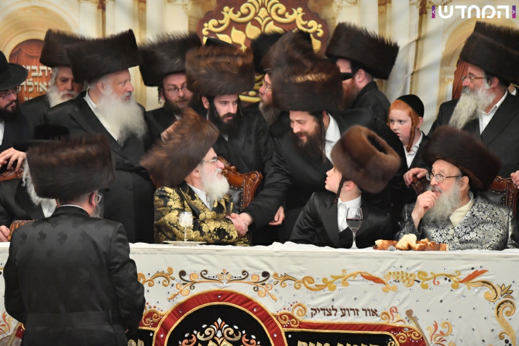 וּמִשֶּׁפַע מִצְוַת תְּפִלִּין: שמחת הבר מצווה לנכדו של הרבי מויז'ניץ