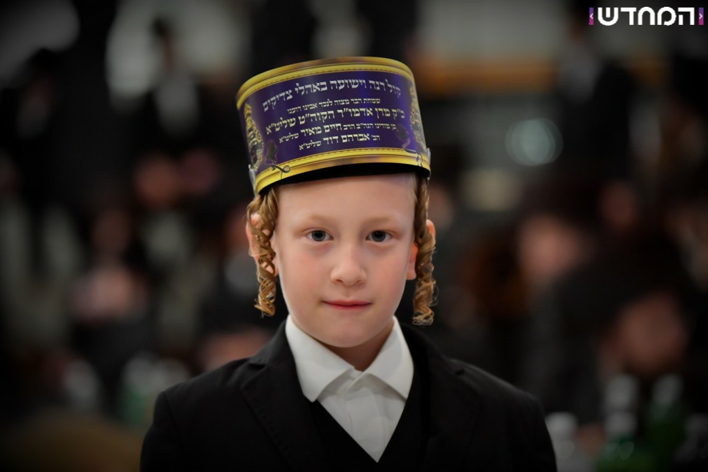 וּמִשֶּׁפַע מִצְוַת תְּפִלִּין: שמחת הבר מצווה לנכדו של הרבי מויז'ניץ