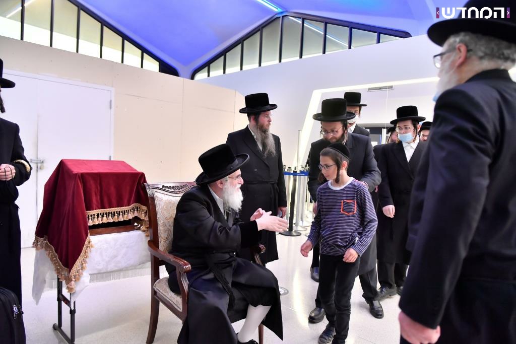 א גוט גבענטש יאהר: האדמו"ר מויז'ניץ נפרד מארצות הברית ושב לארץ • גלריה