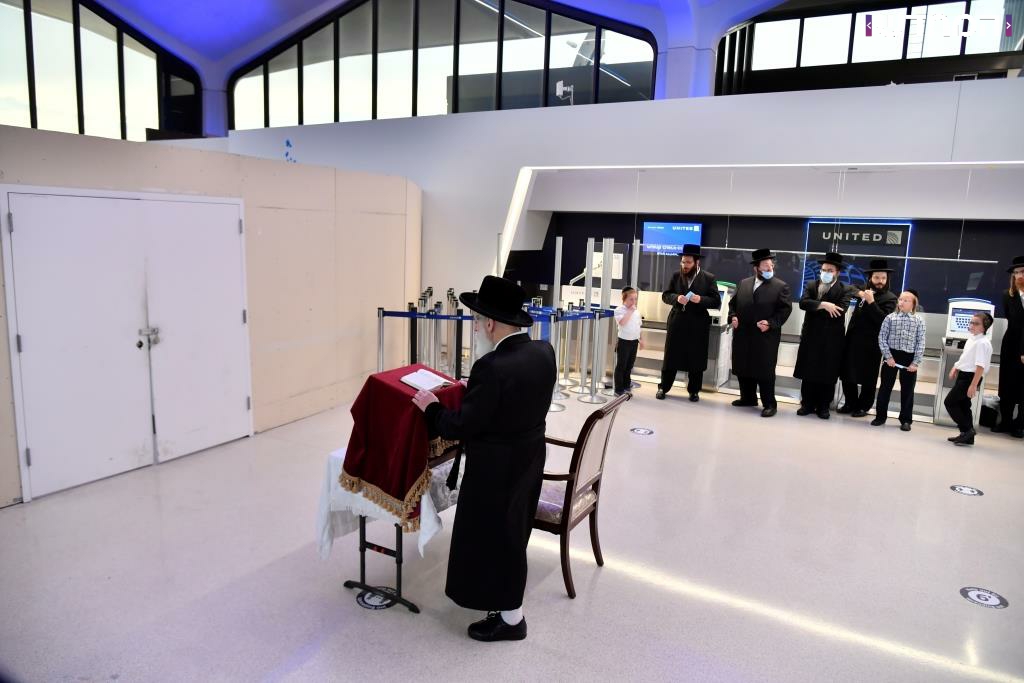 א גוט גבענטש יאהר: האדמו"ר מויז'ניץ נפרד מארצות הברית ושב לארץ • גלריה