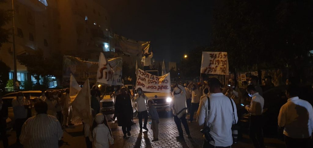 גם הערב: חסידי ברסלב יצאו להפגין מול ביתו של שר הפנים אריה דרעי גם הערב: חסידי ברסלב יצאו להפגין מול ביתו של שר הפנים אריה דרעי