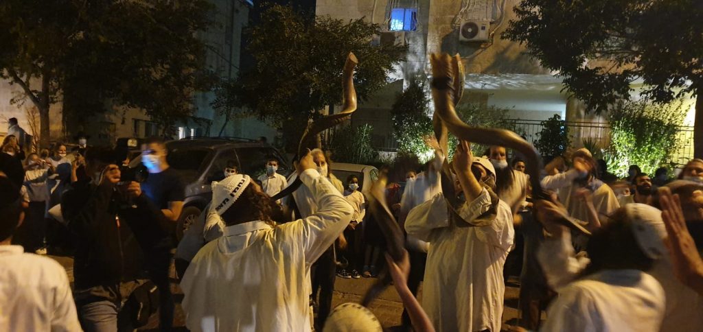 גם הערב: חסידי ברסלב יצאו להפגין מול ביתו של שר הפנים אריה דרעי גם הערב: חסידי ברסלב יצאו להפגין מול ביתו של שר הפנים אריה דרעי