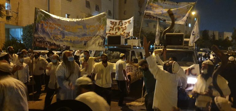 גם הערב: חסידי ברסלב יצאו להפגין מול ביתו של שר הפנים אריה דרעי