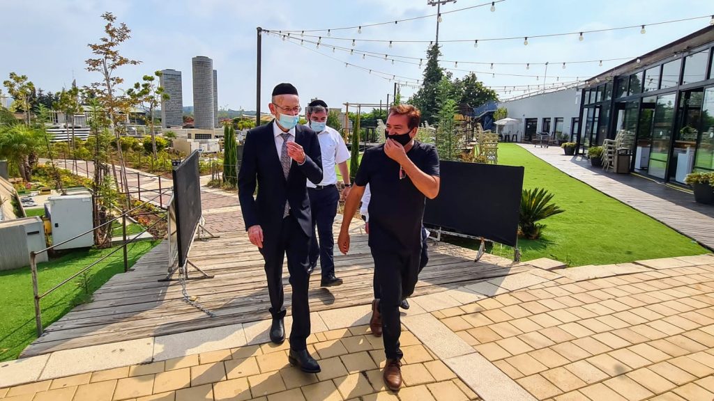 סגה"ש אורי מקלב בביקור ב'מיני ישראל' שסגר את שעריו בשבת