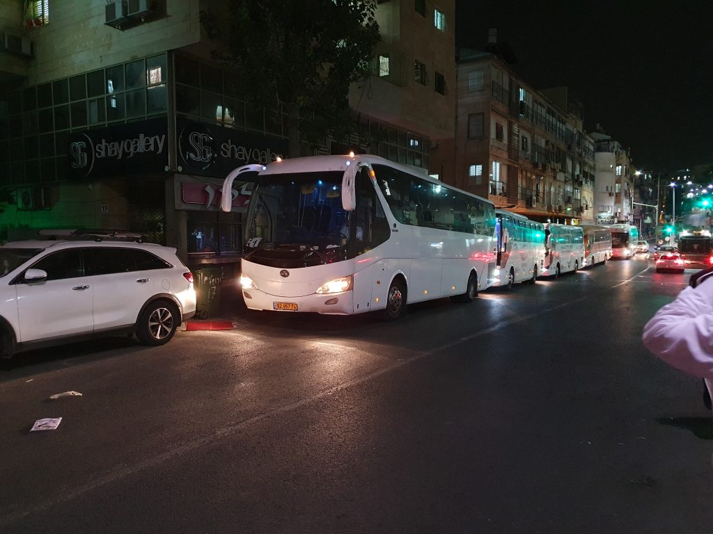 600 אוטובוסים פרטיים הוזמנו: אלפי חרדים חוזרים לבתיהם בזכות ההיתר שניתן להפגנות • צפו