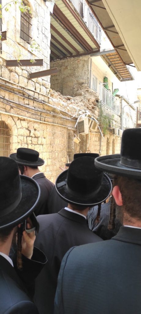 נס במאה שערים: מרפסת קרסה לרחוב - אין נפגעים