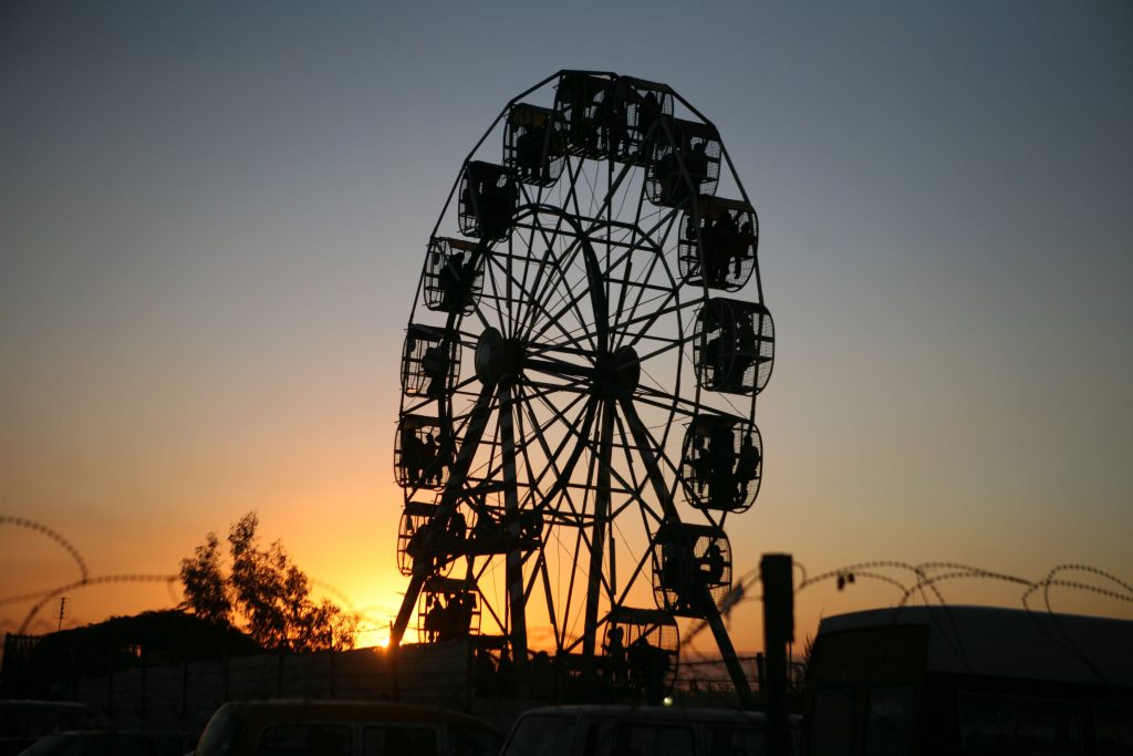 הכותרות שהעסיקו היום את העולם: נוסעים נתקעו הפוכים באוויר ברכבת הרים