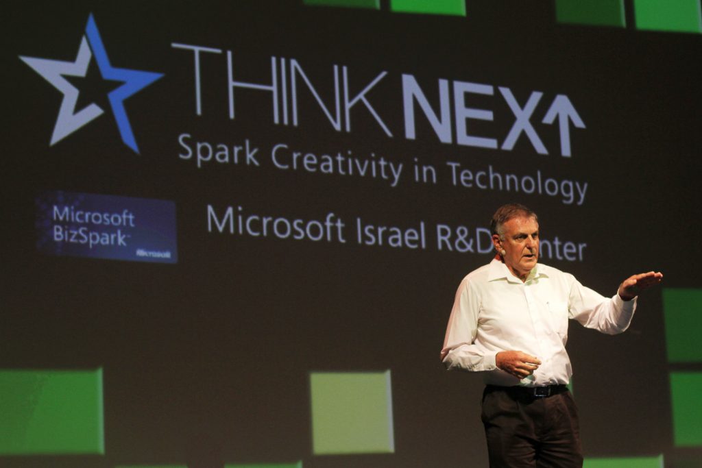 קיבלה בדואר את שרידי גופתו של סבה: הכותרות שהעסיקו את עיתוני העולם קיבלה בדואר את שרידי גופתו של סבה: הכותרות שהעסיקו את עיתוני העולם