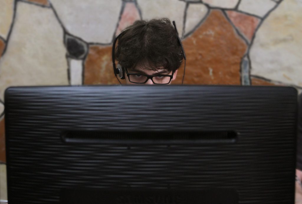 נוסעת צעדה על כנפי המטוס • הכותרות שהעסיקו היום את העולם