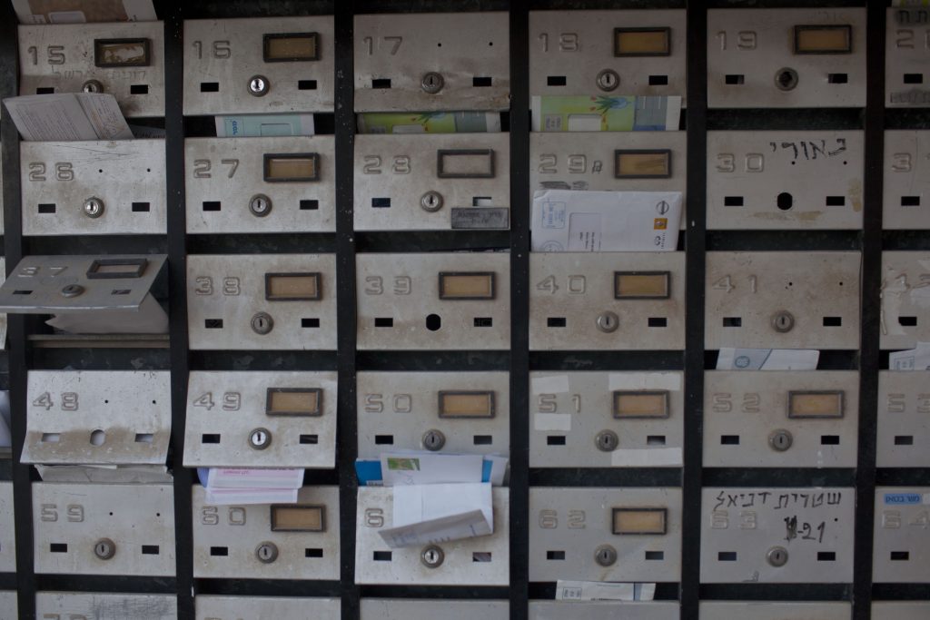 קיבלה בדואר את שרידי גופתו של סבה: הכותרות שהעסיקו את עיתוני העולם קיבלה בדואר את שרידי גופתו של סבה: הכותרות שהעסיקו את עיתוני העולם