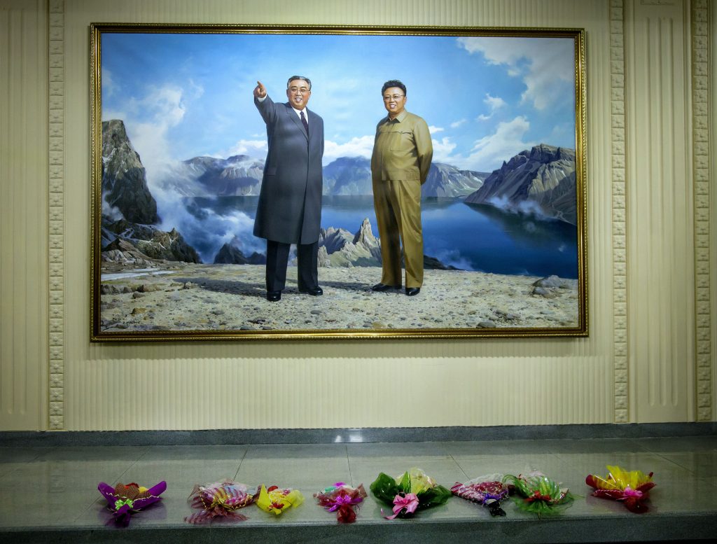 קיבלה בדואר את שרידי גופתו של סבה: הכותרות שהעסיקו את עיתוני העולם קיבלה בדואר את שרידי גופתו של סבה: הכותרות שהעסיקו את עיתוני העולם