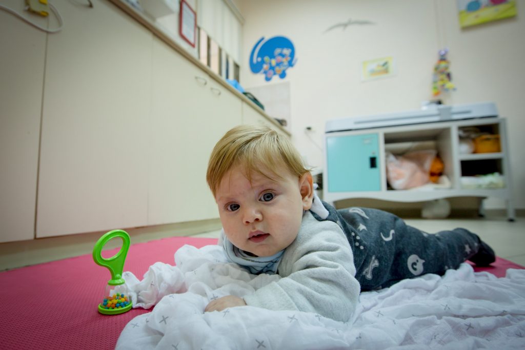 בן 80 פוצץ את ביתו בנסיון להרוג זבוב טורדני • הכותרות שהעסיקו היום את העולם