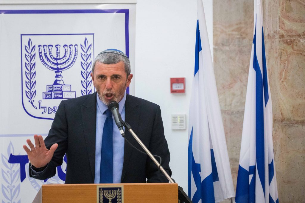 נוסעת צעדה על כנפי המטוס • הכותרות שהעסיקו היום את העולם