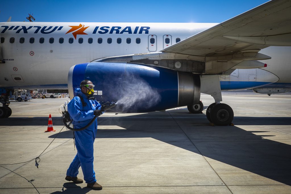 נוסעת צעדה על כנפי המטוס • הכותרות שהעסיקו היום את העולם