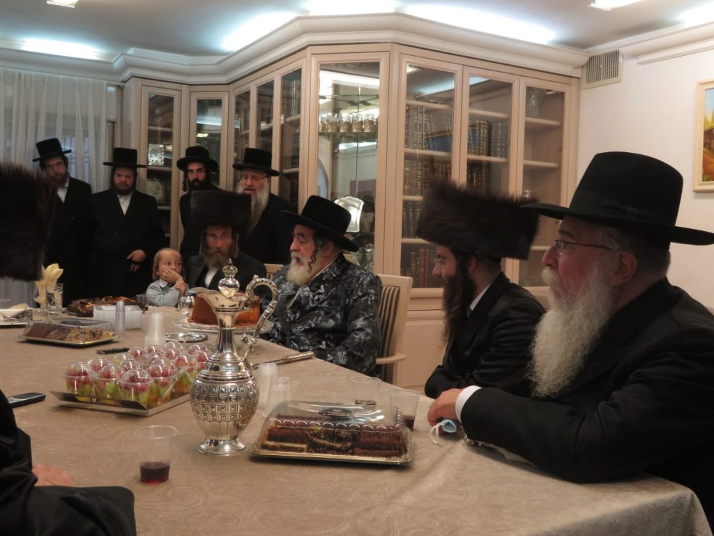 תיעוד: האדמו"ר מויז'ניץ משתתף בשמחת השבע ברכות לבת חה"כ יעקב טסלר