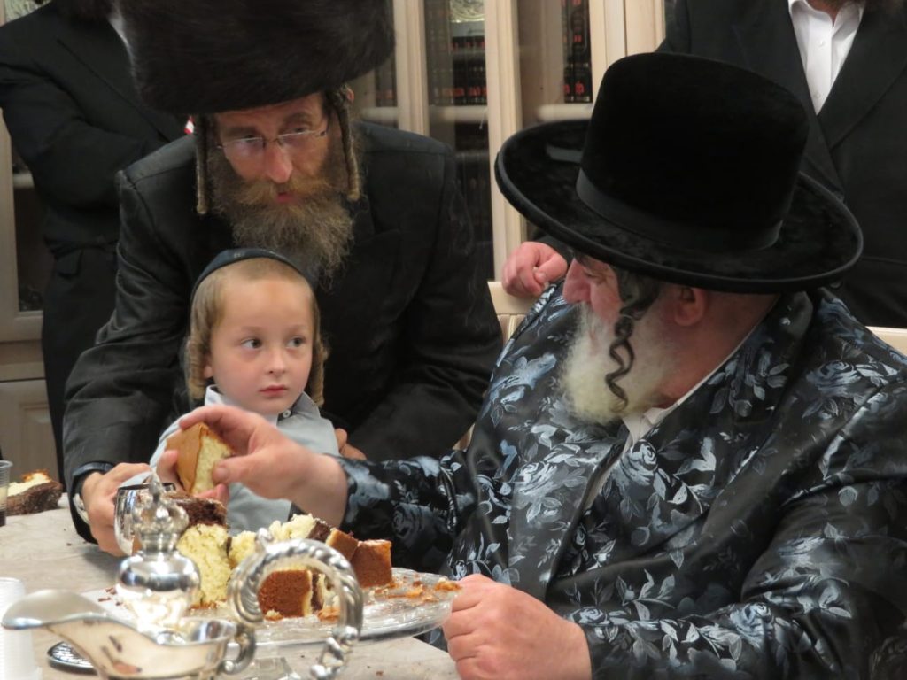 תיעוד: האדמו"ר מויז'ניץ משתתף בשמחת השבע ברכות לבת חה"כ יעקב טסלר