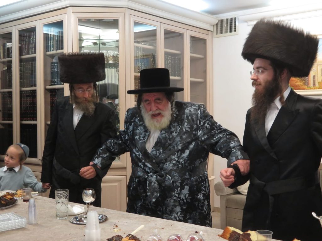 תיעוד: האדמו"ר מויז'ניץ משתתף בשמחת השבע ברכות לבת חה"כ יעקב טסלר