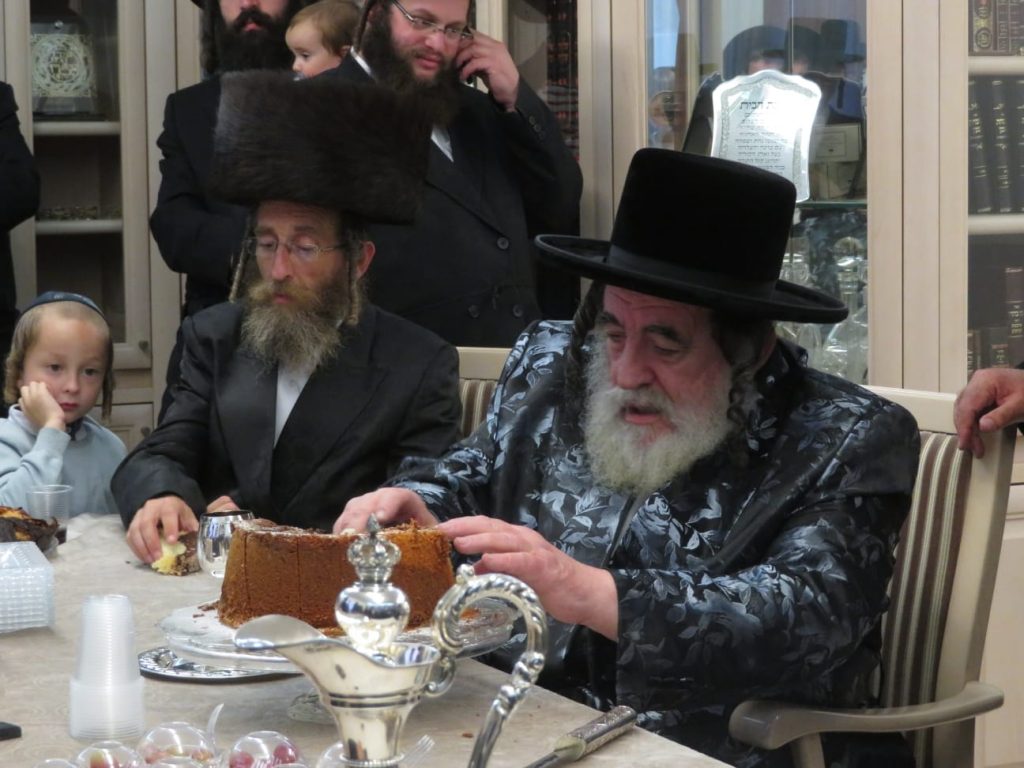 תיעוד: האדמו"ר מויז'ניץ משתתף בשמחת השבע ברכות לבת חה"כ יעקב טסלר