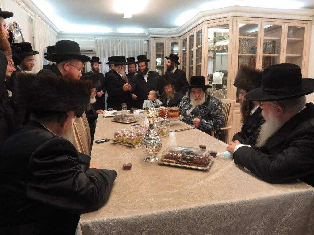 תיעוד: האדמו"ר מויז'ניץ משתתף בשמחת השבע ברכות לבת חה"כ יעקב טסלר