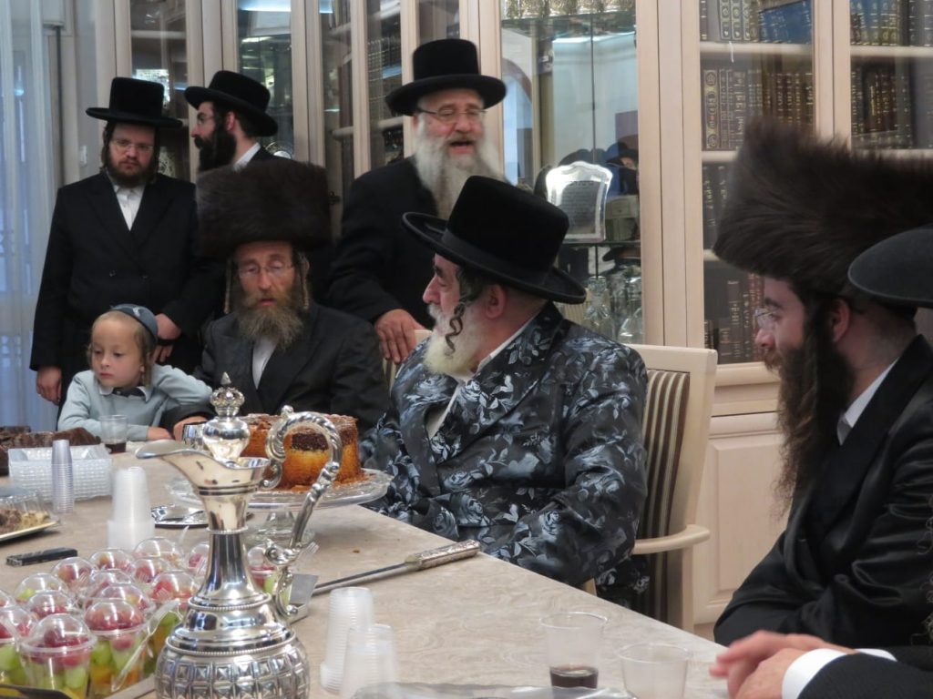 תיעוד: האדמו"ר מויז'ניץ משתתף בשמחת השבע ברכות לבת חה"כ יעקב טסלר