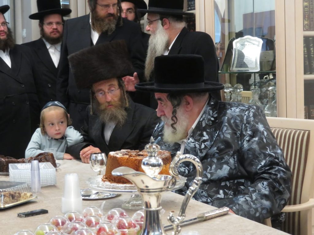 תיעוד: האדמו"ר מויז'ניץ משתתף בשמחת השבע ברכות לבת חה"כ יעקב טסלר