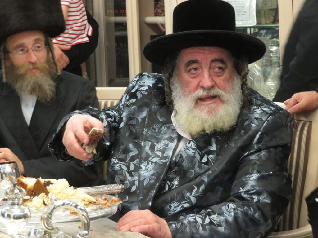 תיעוד: האדמו"ר מויז'ניץ משתתף בשמחת השבע ברכות לבת חה"כ יעקב טסלר