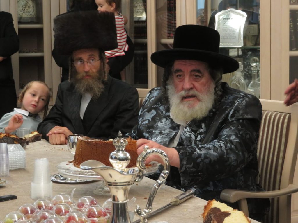 תיעוד: האדמו"ר מויז'ניץ משתתף בשמחת השבע ברכות לבת חה"כ יעקב טסלר