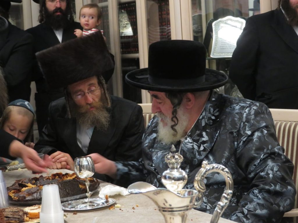 תיעוד: האדמו"ר מויז'ניץ משתתף בשמחת השבע ברכות לבת חה"כ יעקב טסלר