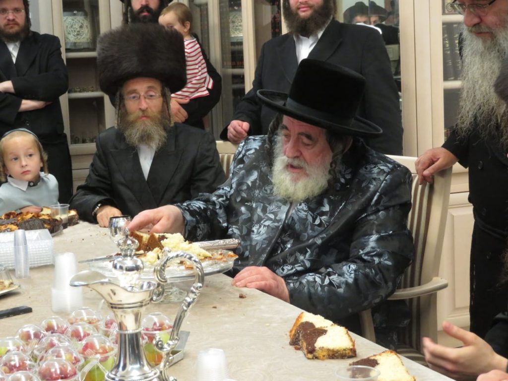 תיעוד: האדמו"ר מויז'ניץ משתתף בשמחת השבע ברכות לבת חה"כ יעקב טסלר