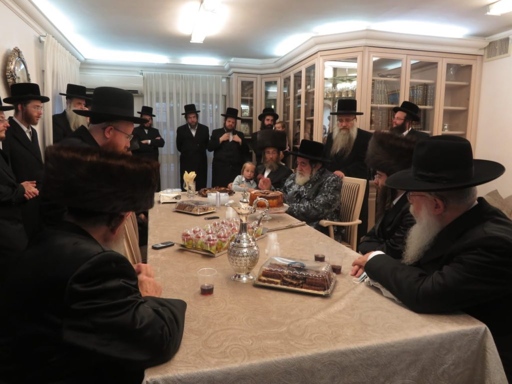 תיעוד: האדמו"ר מויז'ניץ משתתף בשמחת השבע ברכות לבת חה"כ יעקב טסלר