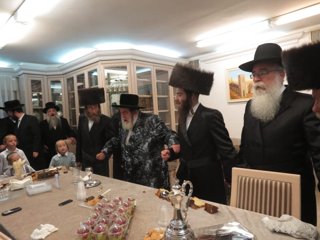 תיעוד: האדמו"ר מויז'ניץ משתתף בשמחת השבע ברכות לבת חה"כ יעקב טסלר