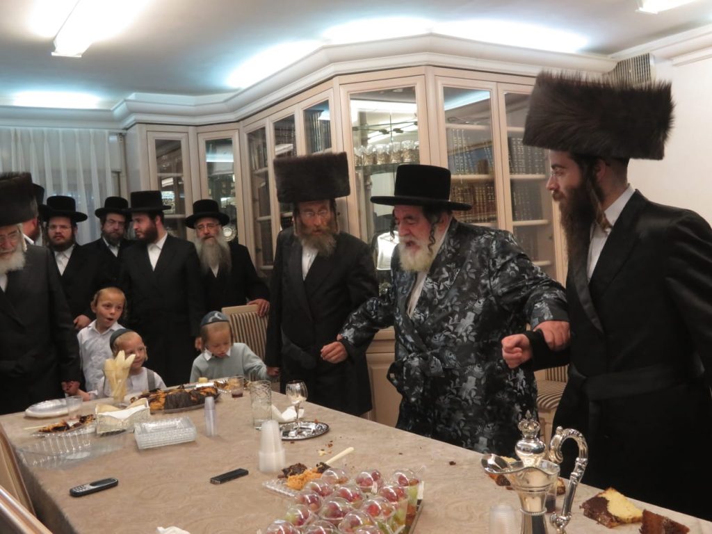 תיעוד: האדמו"ר מויז'ניץ משתתף בשמחת השבע ברכות לבת חה"כ יעקב טסלר