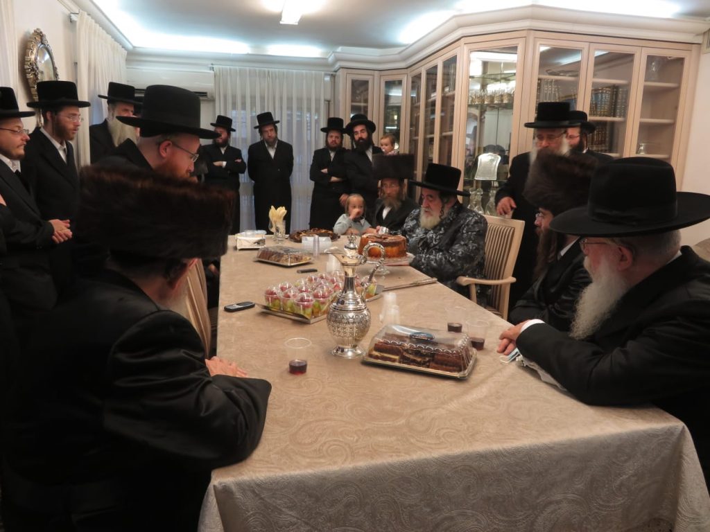 תיעוד: האדמו"ר מויז'ניץ משתתף בשמחת השבע ברכות לבת חה"כ יעקב טסלר