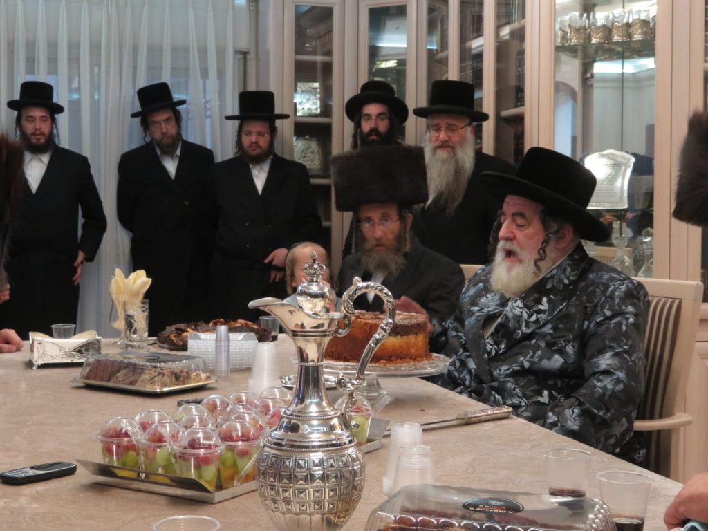 תיעוד: האדמו"ר מויז'ניץ משתתף בשמחת השבע ברכות לבת חה"כ יעקב טסלר