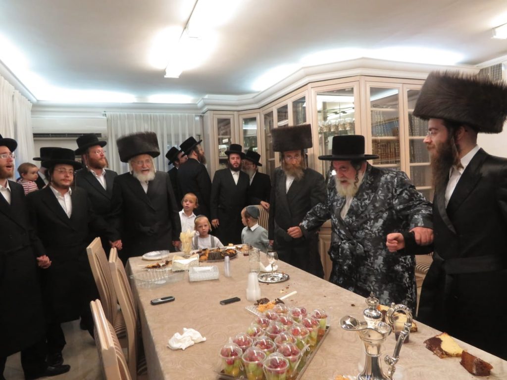 תיעוד: האדמו"ר מויז'ניץ משתתף בשמחת השבע ברכות לבת חה"כ יעקב טסלר