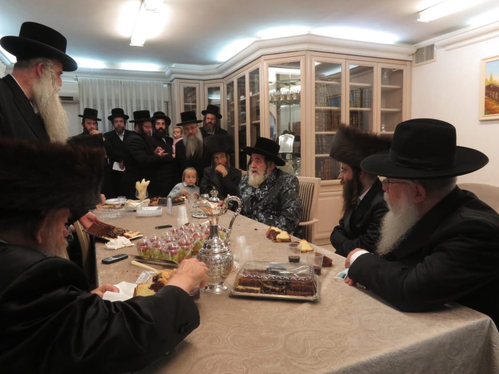 תיעוד: האדמו"ר מויז'ניץ משתתף בשמחת השבע ברכות לבת חה"כ יעקב טסלר