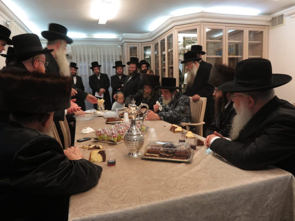 תיעוד: האדמו"ר מויז'ניץ משתתף בשמחת השבע ברכות לבת חה"כ יעקב טסלר