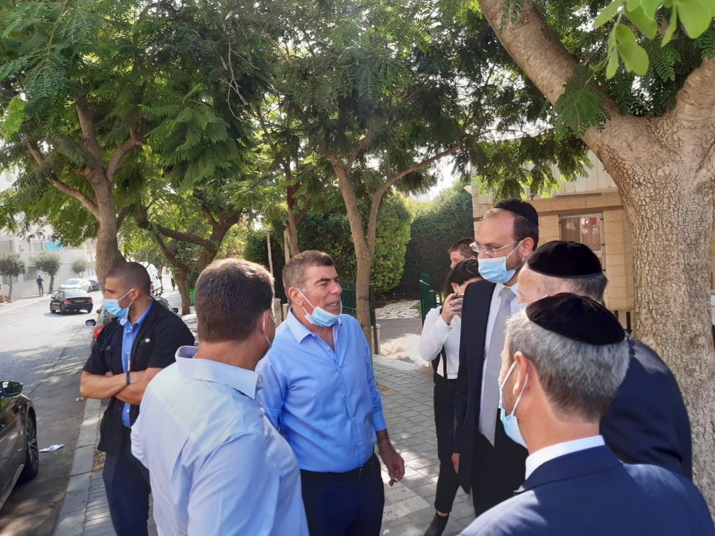 צפו • כך נהפכה העיר לירוקה: שר החוץ גבי אשכנזי הגיע לביקור בקריית יערים