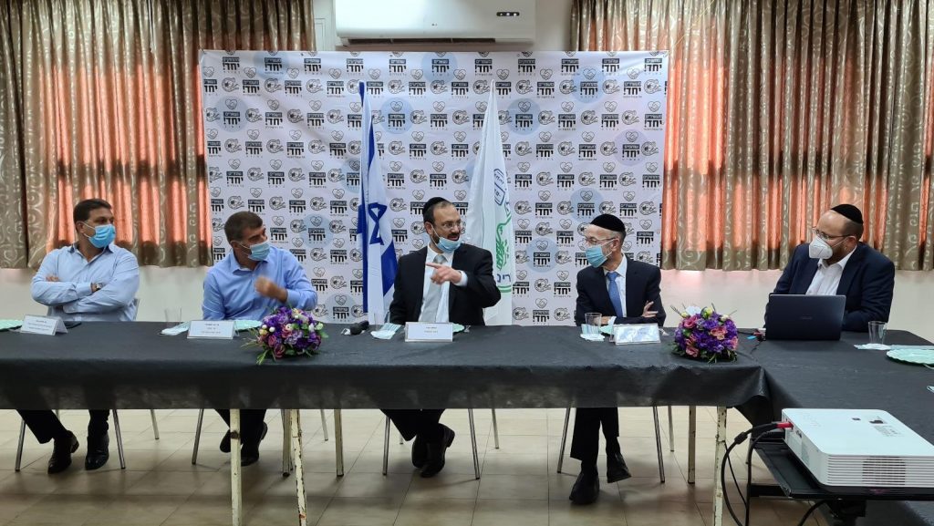 צפו • כך נהפכה העיר לירוקה: שר החוץ גבי אשכנזי הגיע לביקור בקריית יערים